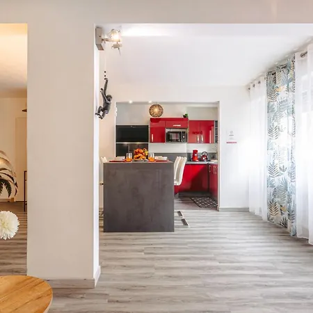 Jungle Saintaise - Coeur De Ville, Calme, Tv 4k, Fibre, Netflix, Parking Surveille Qpark 150m شقة ساتْ