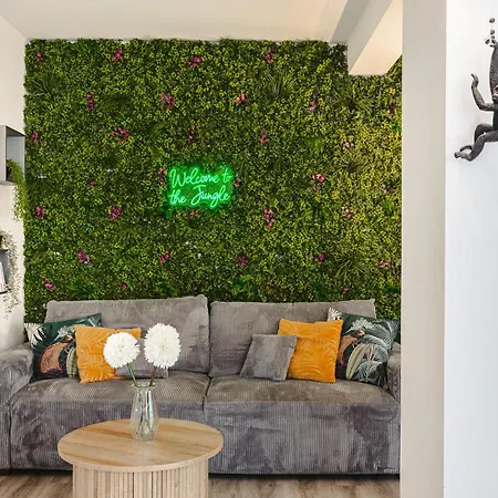 Jungle Saintaise - Coeur De Ville, Calme, Tv 4k, Fibre, Netflix, Parking Surveille Qpark 150m Apartment *