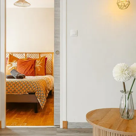 Jungle Saintaise - Coeur De Ville, Calme, Tv 4k, Fibre, Netflix, Parking Surveille Qpark 150m ساتْ