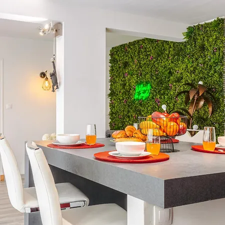 Apartment Jungle Saintaise - Coeur De Ville, Calme, Tv 4k, Fibre, Netflix, Parking Surveille Qpark 150m