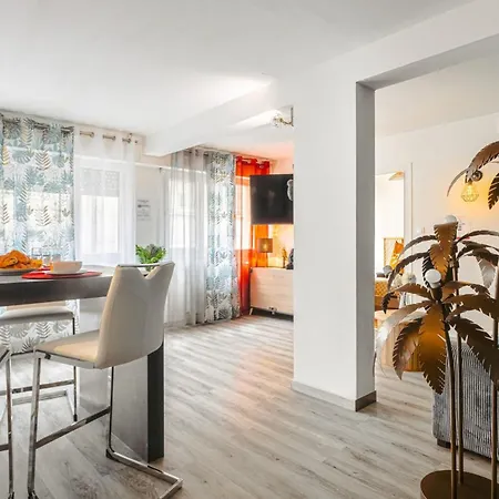 Jungle Saintaise - Coeur De Ville, Calme, Tv 4k, Fibre, Netflix, Parking Surveille Qpark 150m Apartment