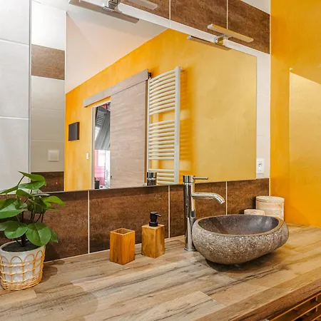 Jungle Saintaise - Coeur De Ville, Calme, Tv 4k, Fibre, Netflix, Parking Surveille Qpark 150m Apartamento