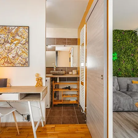 Apartment Jungle Saintaise - Coeur De Ville, Calme, Tv 4k, Fibre, Netflix, Parking Surveille Qpark 150m