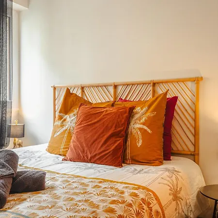 Jungle Saintaise - Coeur De Ville, Calme, Tv 4k, Fibre, Netflix, Parking Surveille Qpark 150m Apartment *
